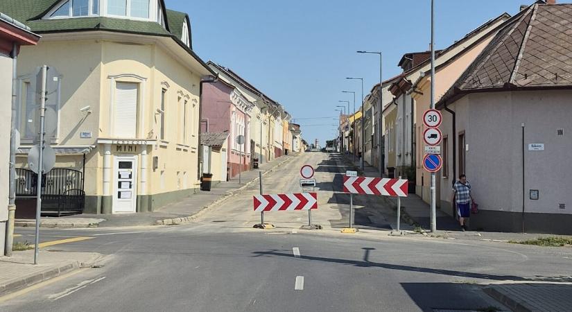 Megnyílik a Sugár út, újra használhatóak lesznek a Teleki és Kalmár utcai buszmegállók, korlátozás a Rózsa utcán!