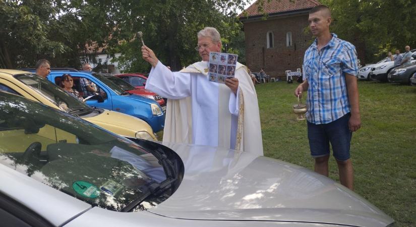 Megszentelték a gépjárműveket