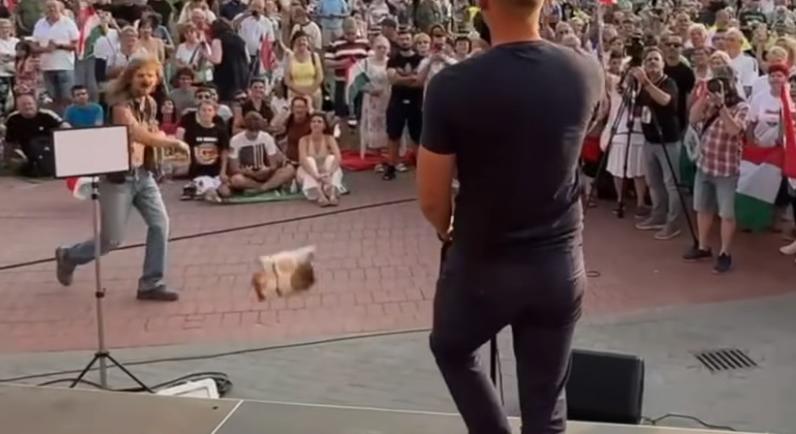 Megszólalt a férfi, aki dobálózott Magyar Péter rendezvényén: nem sörösdoboz volt