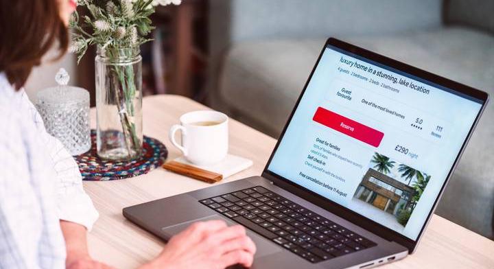 Magyar utazók tízezreit verhette át az Airbnb - büntetést szab ki a GVH