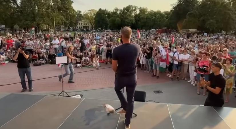 Üzent a Magyar Péter gyulai rendezvényét megzavaró férfi: Nem sört, hanem 20 deka szotyit dobtam el