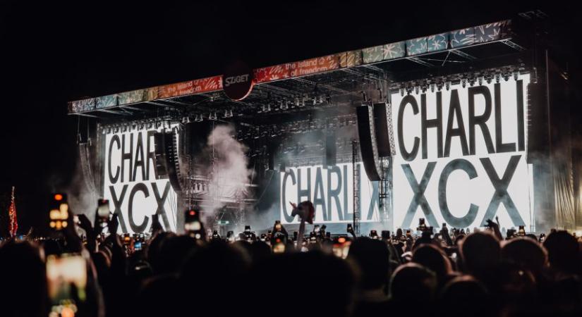 Neonba borította és lement hídba Charli XCX a Sziget első napján