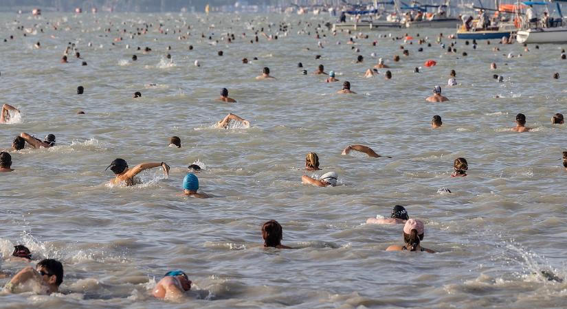 Több halasztás után zöld utat kapott a Balaton-átúszás