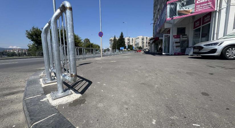 A járdán parkolás nem fér bele – egyre több a parkolási büntetés Sepsiszentgyörgyön