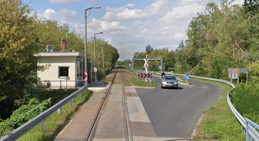 Vonatnak képzelte magát egy autós Kiskörén, vádat emelt az ügyészség