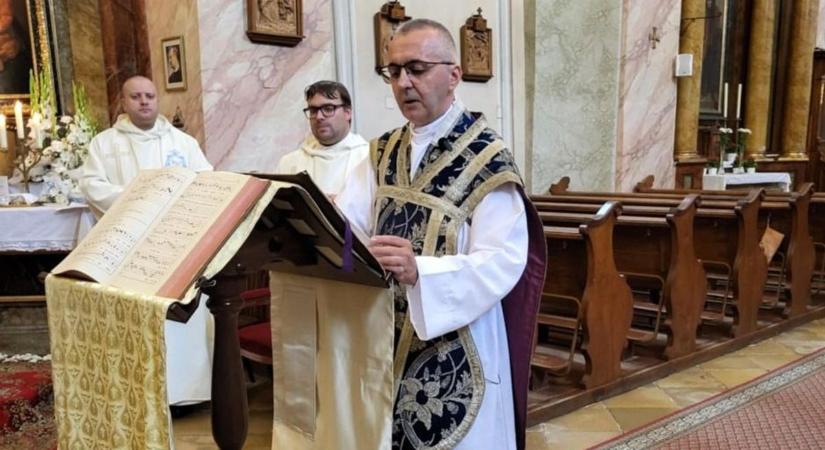 Ünnepi szentmise a csornai premontrei kegyképnél, a Rábaközi Boldogasszony előtt