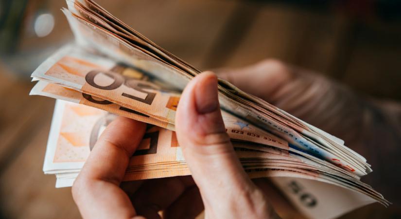 Lendületben a forint, 400 alatt euró