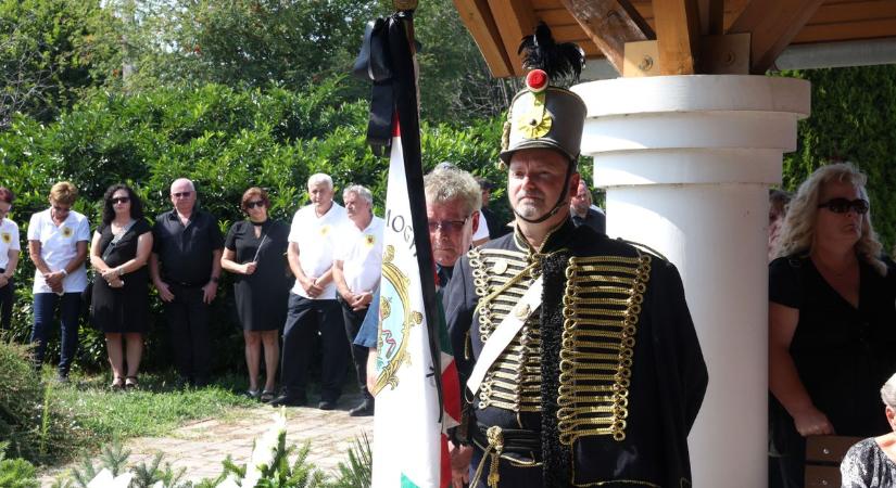 Ötvenévesen elhunyt a somogyi huszárok megbecsült tagja, így búcsúztak Ágnestől a mernyei temetőben