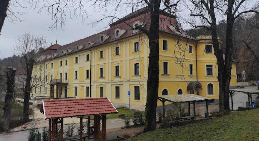 A Balog Zoltán egyházkerületének ajándékozott kórház félmilliárdért vásárolhat munkaerőt