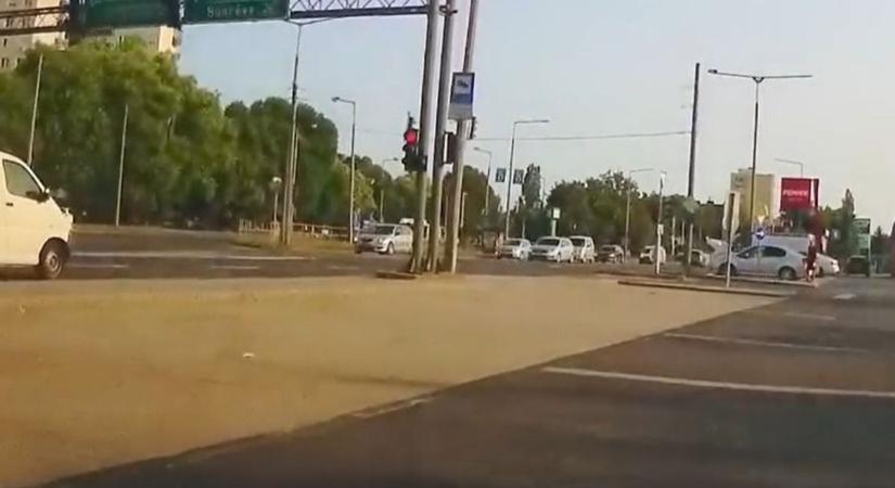 Nem hittük el, mit csinált a sofőr a piros lámpánál Miskolcon! - videóval!