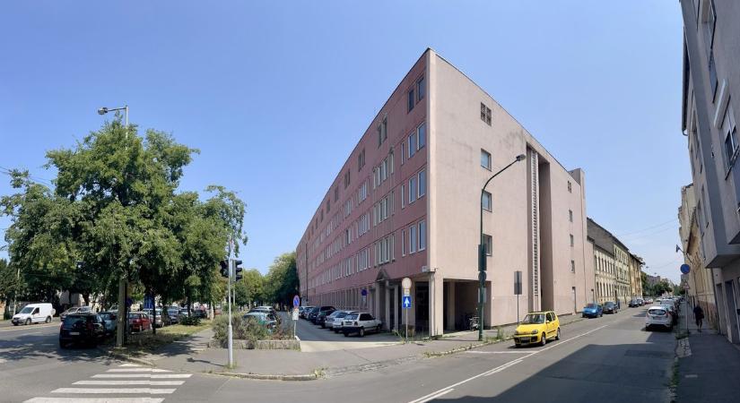 Kiürítették, hajléktalanok vették birtokba a parkolót: így néz ki most a Párizsi körúti ikonikus épület