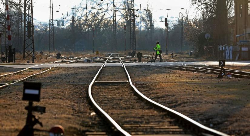 Mentők vitték el a vasúton oszlopra mászó férfit