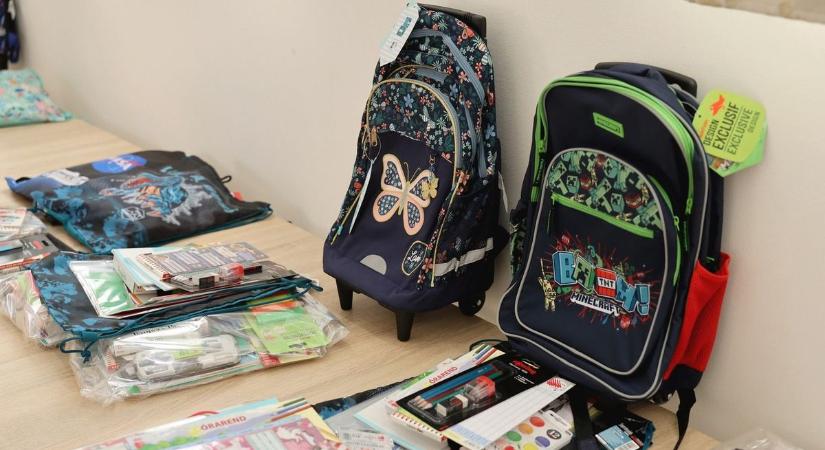 A Mosolymanó tanszerekkel segíti a rászoruló gyerekeket