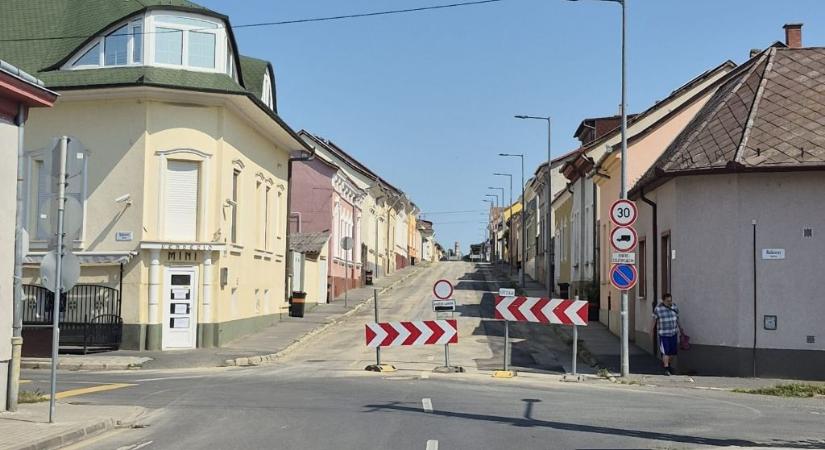 Megnyílik a Sugár út, újra használhatóak lesznek a Teleki és Kalmár utcai buszmegállók, korlátozás a Rózsa utcán