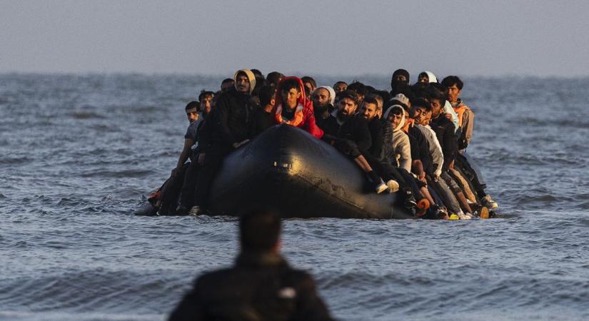 Nyögvenyelősen indul a migránsok kitoloncolása a briteknél