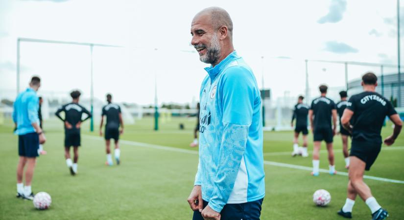 Pep Guardiola mosolyog, ennek a nyilatkozatnak nem fog ürülni Arne Slot és Mikel Arteta