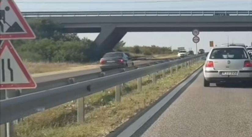 A rendőrök állították meg az autópályán forgalommal szemben száguldó autóst - videó