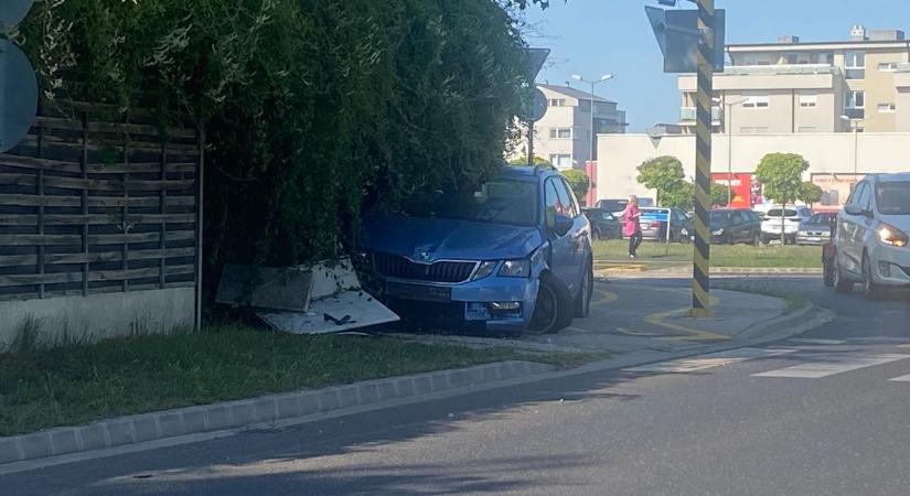 Rommá tört autó vesztegel Győr-Révfaluban, elhagyatva áll a forgalmas körforgalomnál - fotó