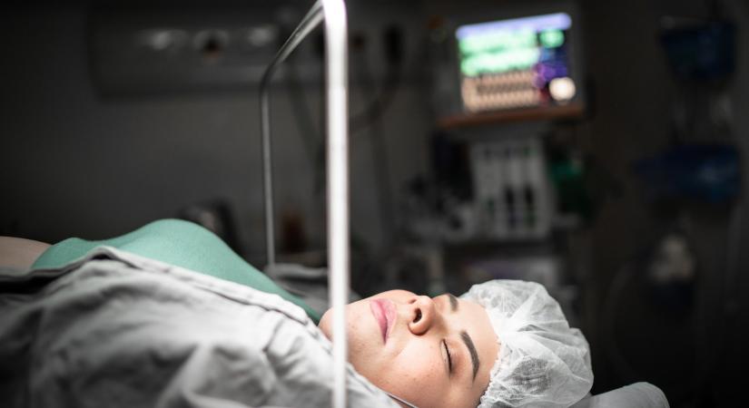 Életüket kockáztatják a Törökország zugklinikáin kés alá fekvő nők