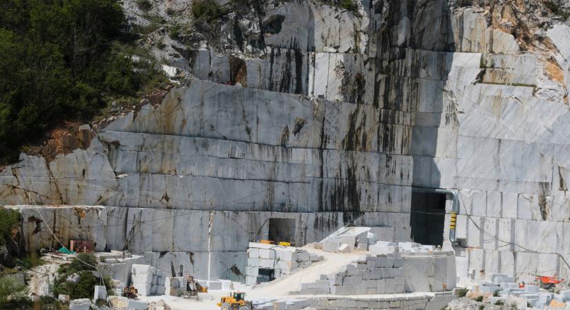 Carrara belepusztult a márványiparba