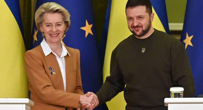 Ursula von der Leyen Zelenszkijjel tárgyalt az Oroszországgal kötendő békemegállapodás felé teendő lépésekről