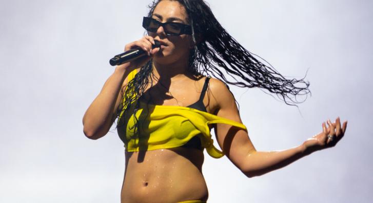 Charli XCX szigetes koncertjén valaki egy kicsit túlzásba vitte a rajongást, döbbenetes videó terjed