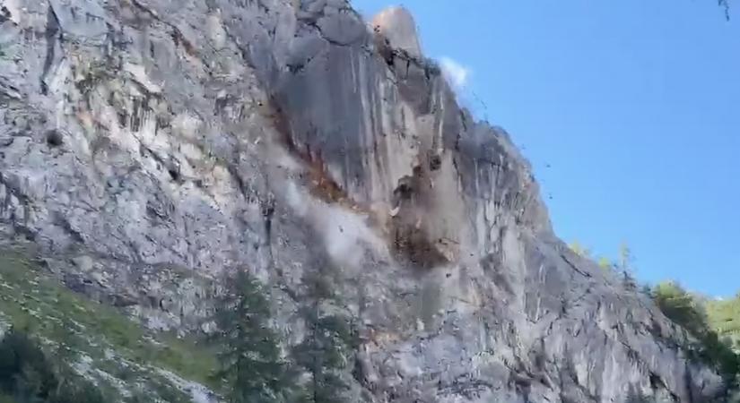 Épphogy el tudott menekülni a túrázó a sziklaomlás elől az osztrák Alpokban, az egész jelenetet felvette