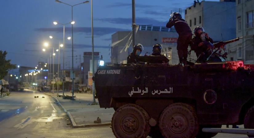 A hadsereget is bevetették a gazdasági helyzet miatt tüntetők ellen Tunéziában
