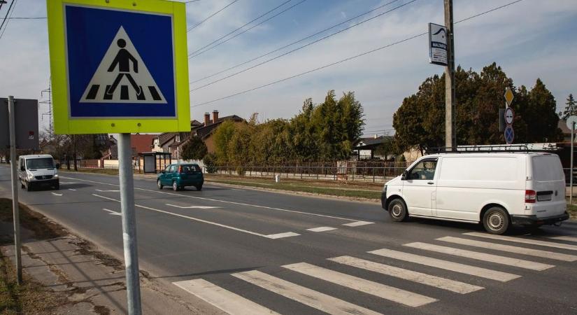 Teljesen elvesztette az eszét egy debreceni autós, egy hajszálon múlt a tömegbaleset! – videóval!