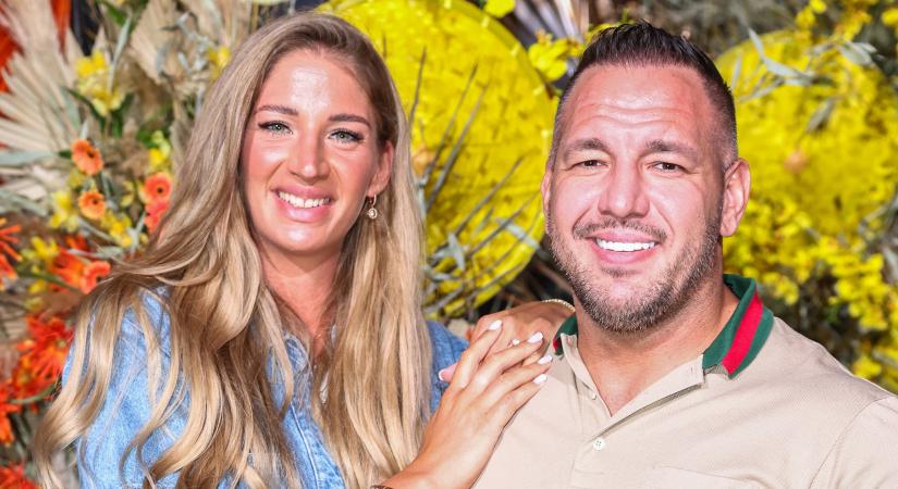 Meseszép: Curtis menyasszonya, Judie ebben a gyönyörű ruhában áll az oltárhoz