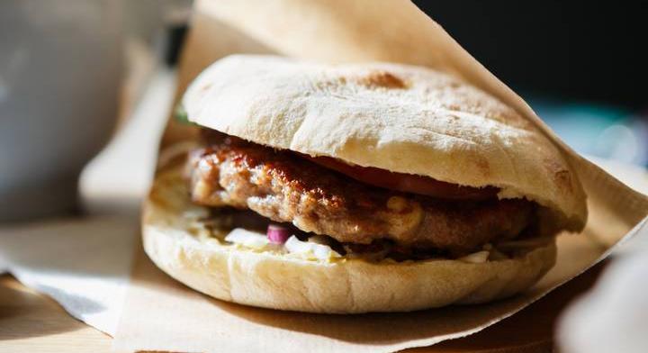 Így készül a szerb pljeskavica: burgerben kel életre