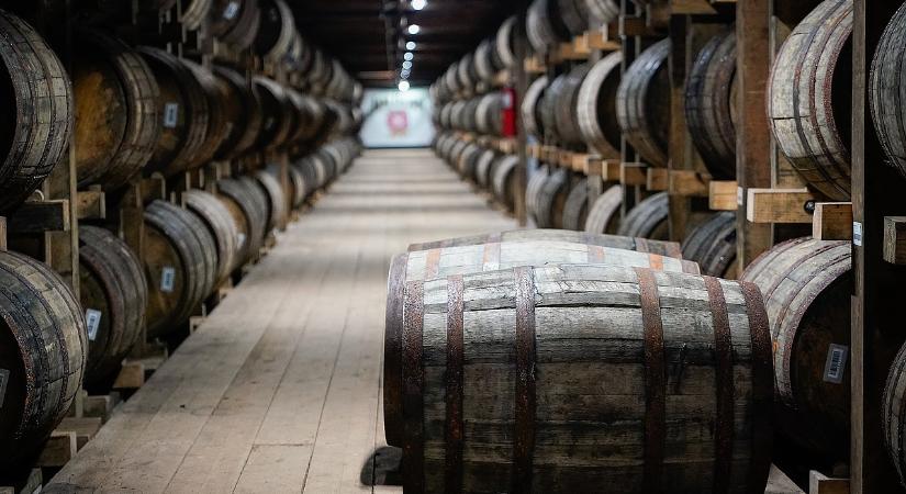 Bedőlni látszik a híres amerikai whisky, sorra csődölnek be az üzemek