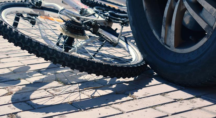 Egy magyar teherautósba hajtott, életét vesztette az idős biciklista