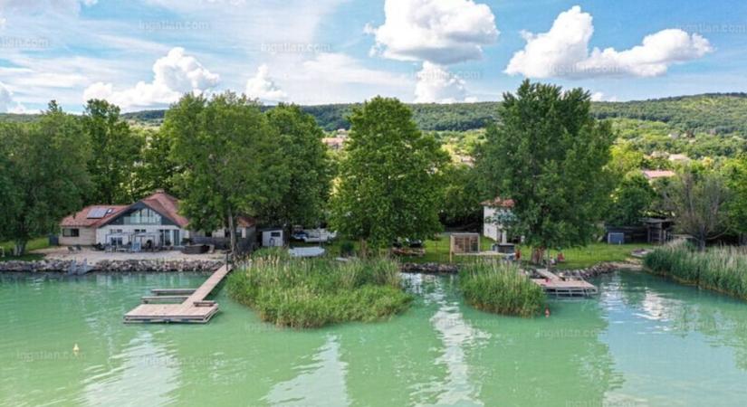 4,7 milliárd forintért árulnak egy balatoni luxusbirtokot magánstranddal és hat saját stéggel