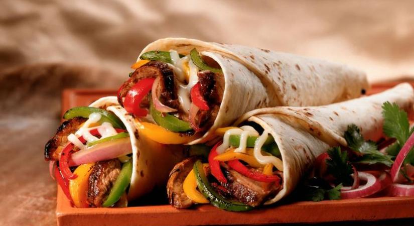 Mexikói burrito grillezett csirkével és roppanós zöldségekkel: a pikáns szósz a lelke