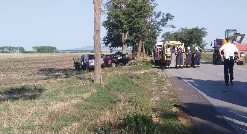 Súlyos baleset a kövesdi egyenesben, egy ember a roncsok közé szorult, érte mentőhelikopter érkezett