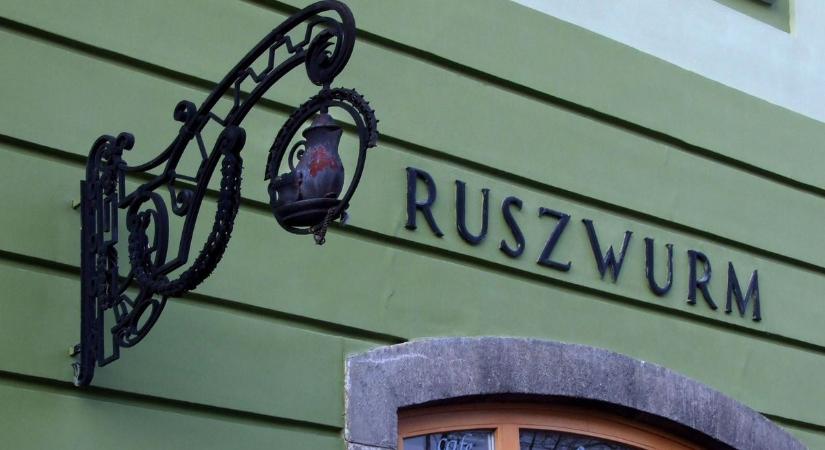 A Ruszwurm bezárása után a Korona cukrászdát is megszállták a végrehajtók