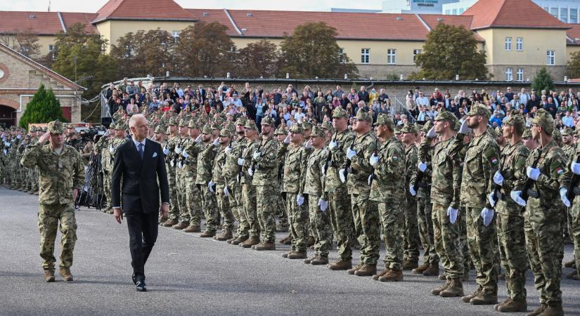 Másként védik a magyar politikusokat az egyenruhások