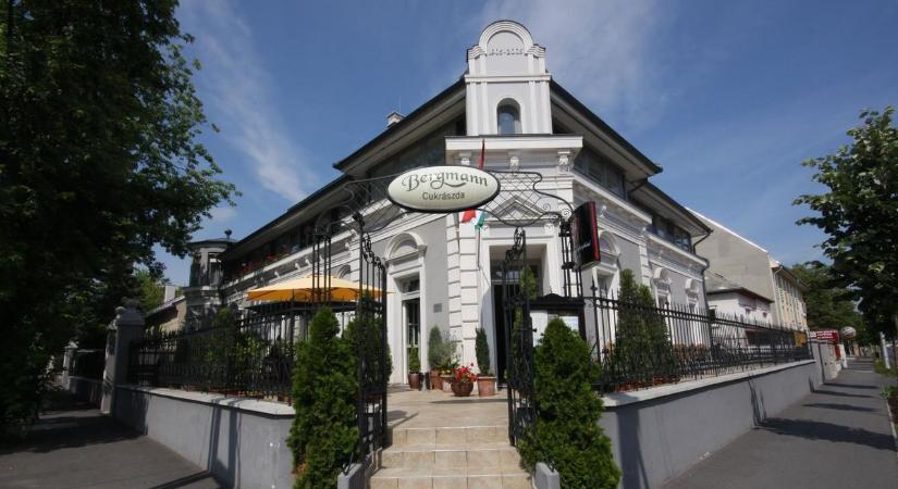Újra várják a sütik szerelmeseit a győri cukrászdában