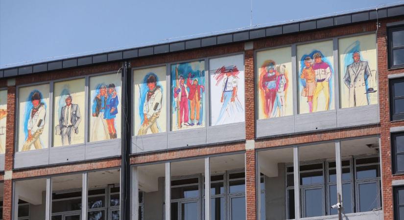 Nézz fel az egykori ruhagyár tetejére, a divattervezőre emlékeznek a rajzok