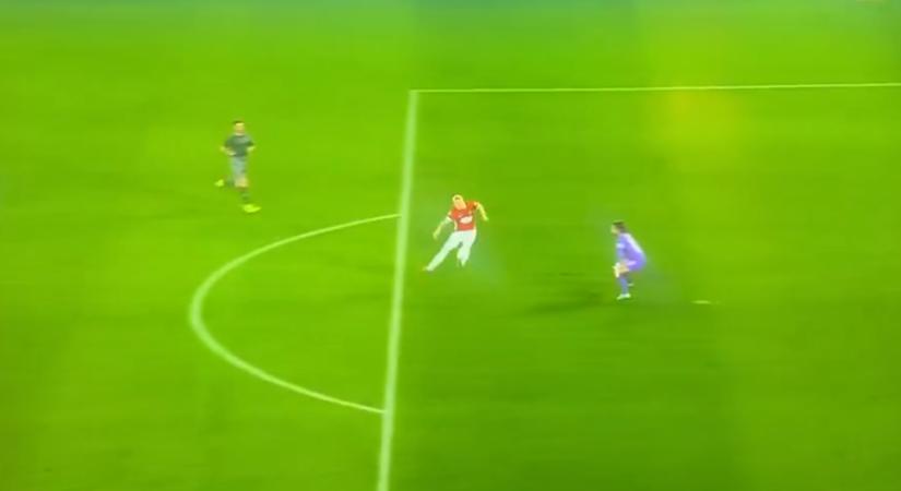 Olyan gólt varázsolt egy focista, hogy a csapattársa is csak a fejét fogta ámulatában