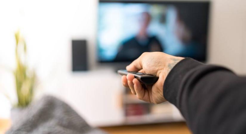 A tévé buktathatja le a félrelépőt a magánnyomozó szerint - Ez az egy jel utal megcsalásra
