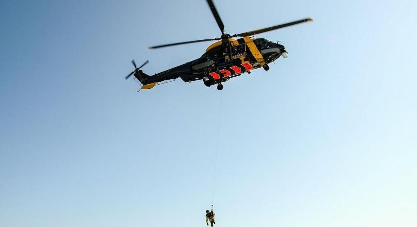 Helikopterrel mentettek ki egy túrázó párt és kutyájukat az osztrák Alpokban