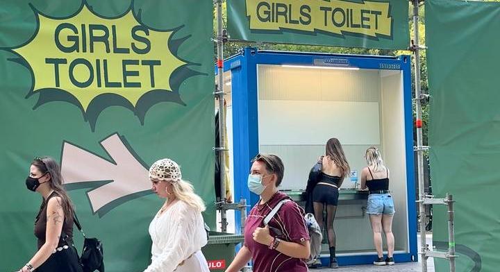 Női gondok a Szigeten - pisilés overálban, menstruáció és ruhára ragadt WC-papír (videó)