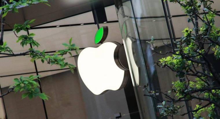 Hazaköltözik az Apple