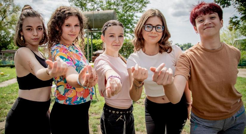 A Bon-Bon zenekar énekese, Szolnoki Péter írt dalt a miskolci alapítványnak
