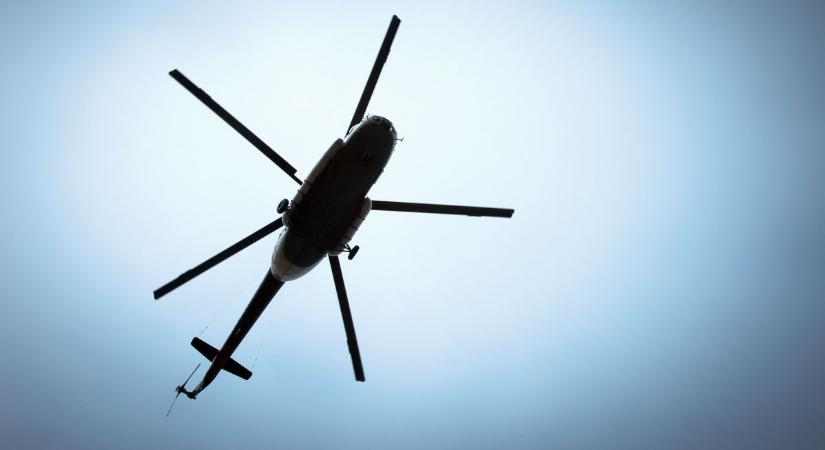 Helikopter csapódott be egy bárkába, halálos áldozatok is vannak (videó)