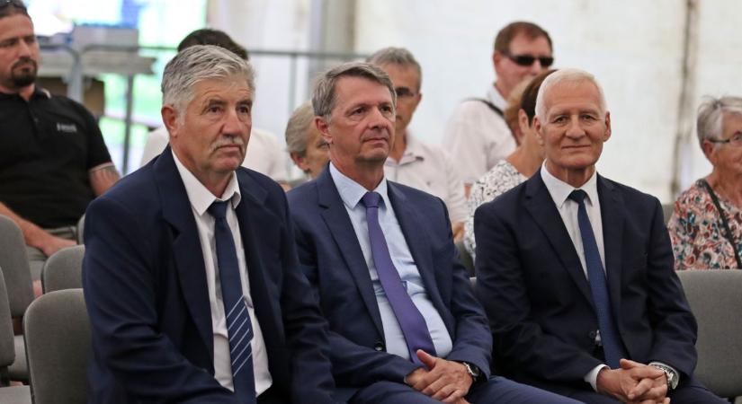 Zászlófelvonás és Kozsó keretezte a falunapot