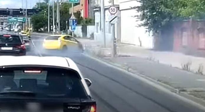 Buszsávban előzte a sort a taxinak látszó autó, majd padkának csapódott a Soroksári úton – videó