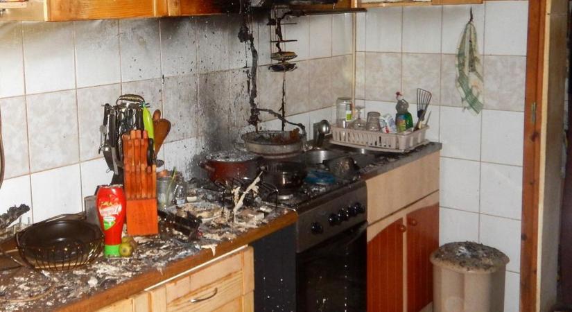 Kigyulladt az étel a konyhában